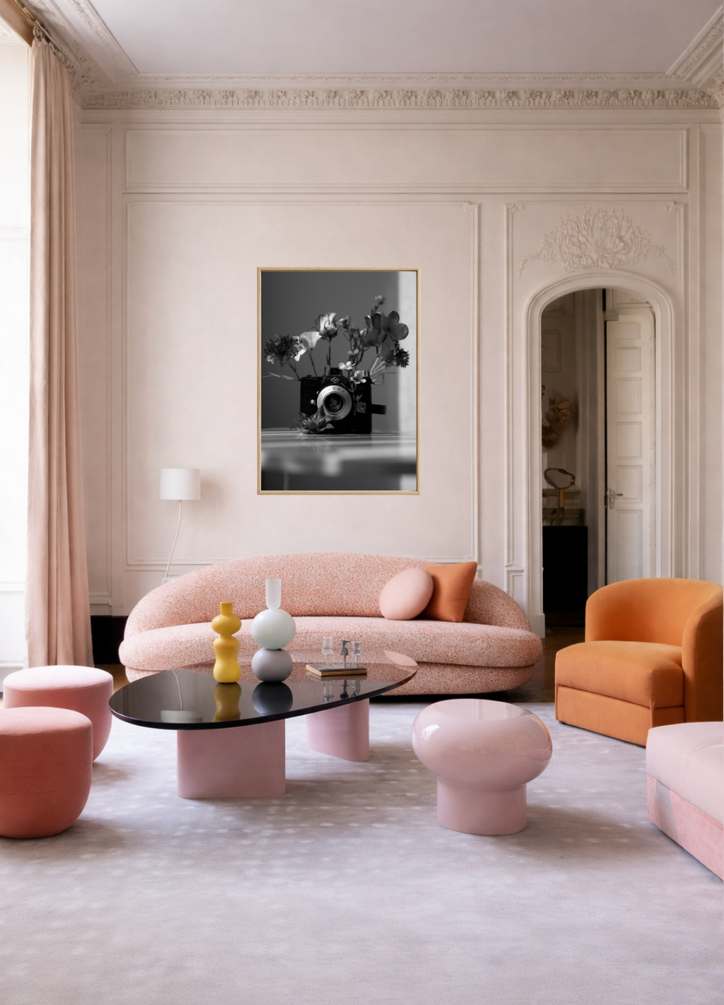 Zwart-witte Flower Aperture fine art poster van Bloom Archives als stijlvolle wanddecoratie in een elegant interieur, met artistieke fotografie van een vintage camera gevuld met bloemen.
