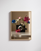Flower Aperture fine art poster van Bloom Archives met een vintage camera gevuld met kleurrijke bloemen, als artistieke wanddecoratie voor een stijlvol interieur.