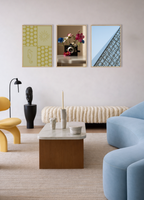 Gallery wall met Bloom Archives fine art posters Flower Aperture, Seaside Stories en Lignes du Louvre als stijlvolle wanddecoratie in een modern designinterieur.