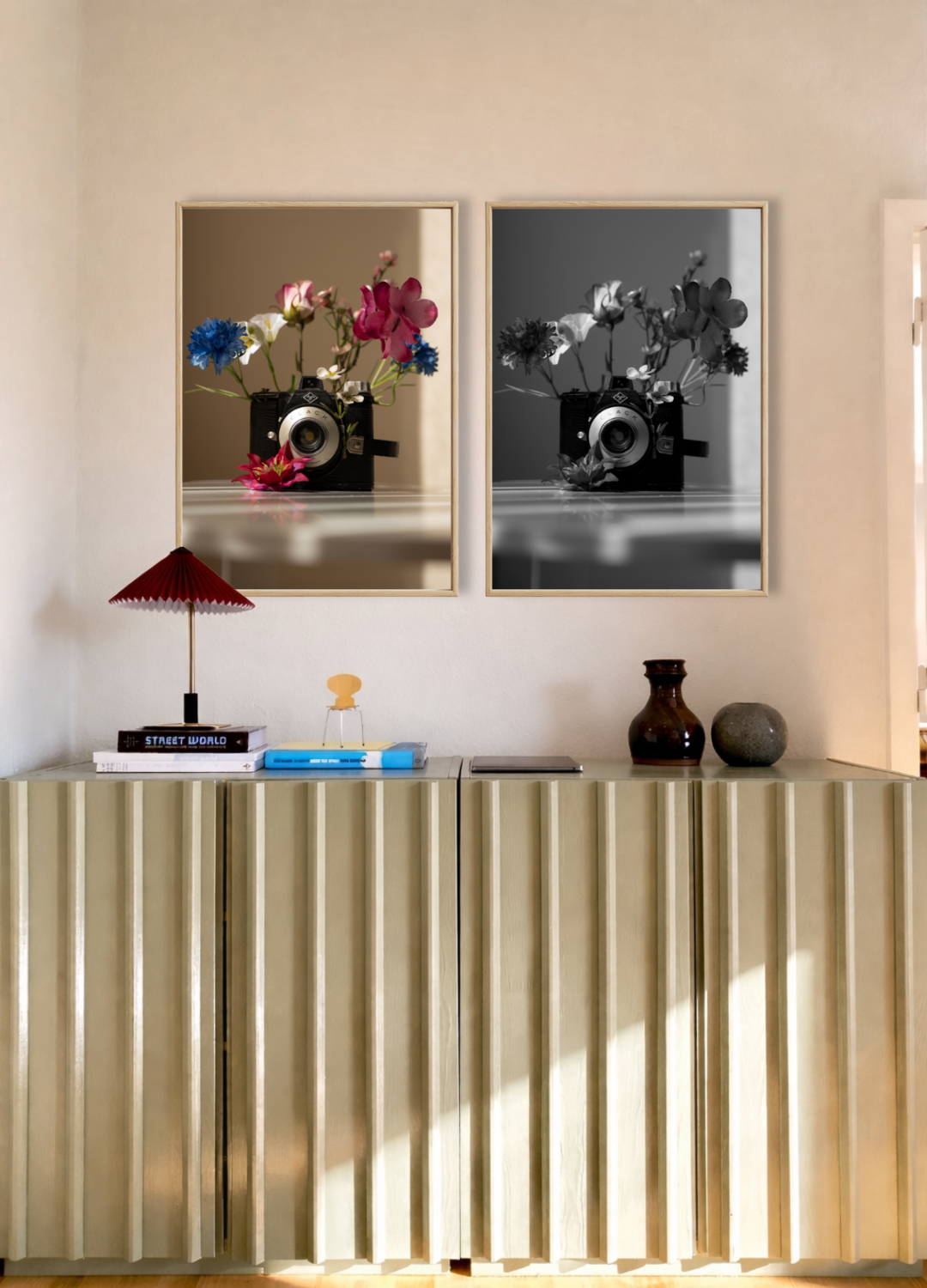Duo gallery wall met de Flower Aperture fine art posters van Bloom Archives in kleur en zwart-wit, met artistieke fotografie van een vintage camera gevuld met bloemen als stijlvolle wanddecoratie.