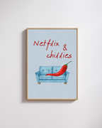 Blauwe Netflix & Chillies fine art poster met rode typografie, een blauwe bank en rode chilipeper in houten lijst van Bloom Archives.