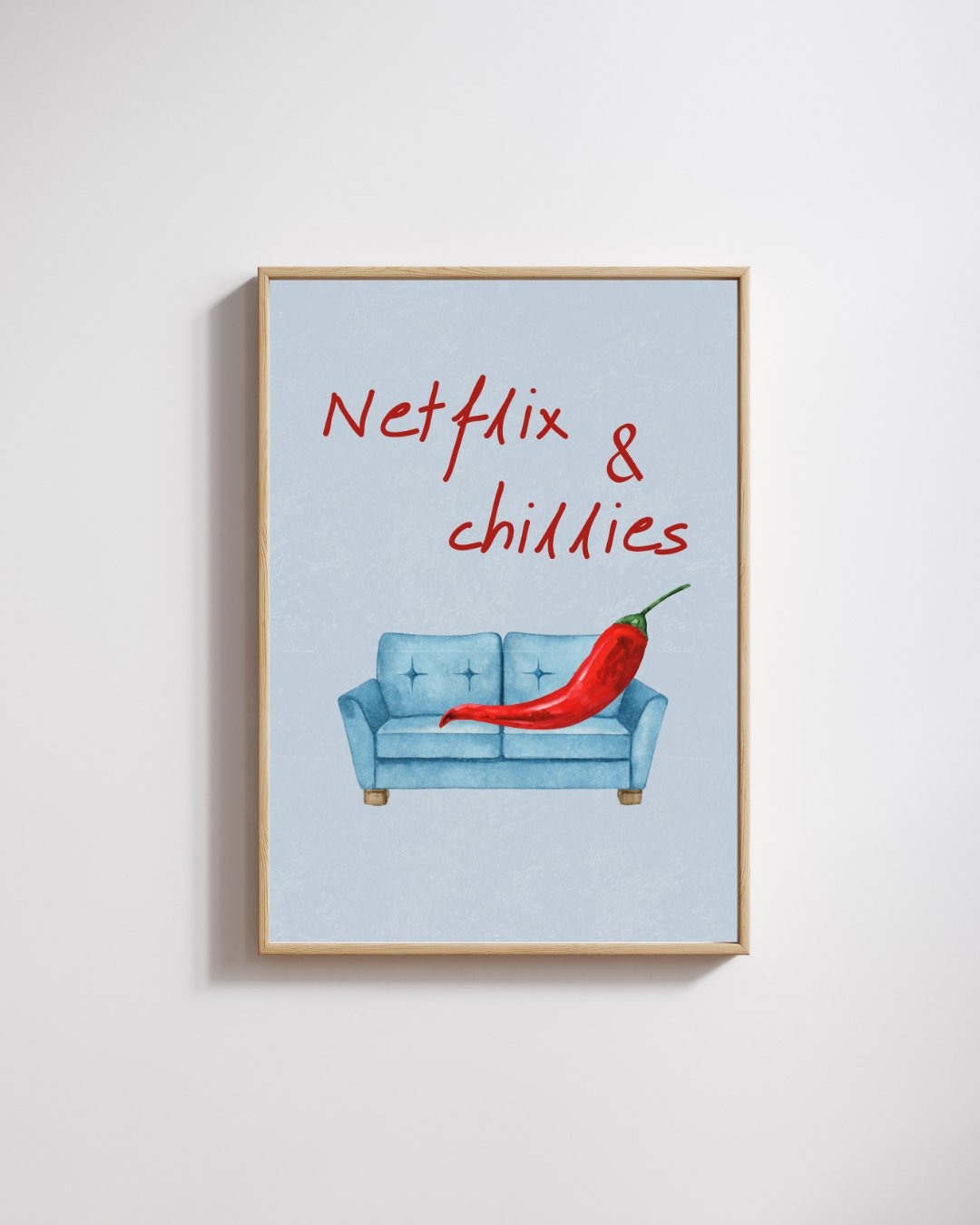 Blauwe Netflix & Chillies fine art poster met rode typografie, een blauwe bank en rode chilipeper in houten lijst van Bloom Archives.