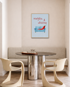 Modern eetkamerinterieur met ronde glazen design tafel, crèmekleurige stoelen en een ingelijste Netflix & Chillies fine art poster aan de muur van Bloom Archives.
