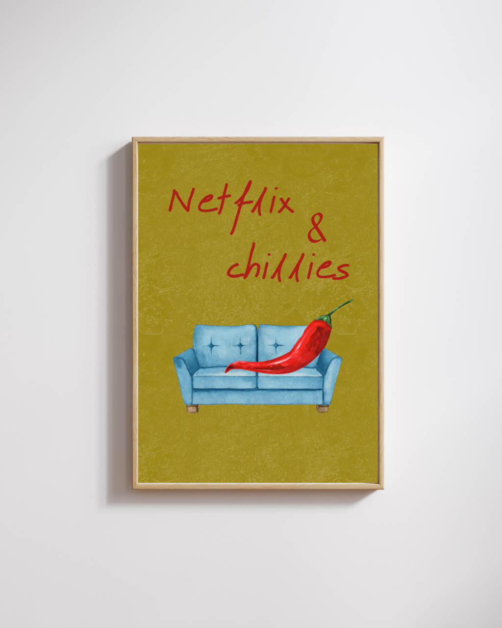 Groene Netflix & Chillies fine art poster met rode typografie, blauwe bank en rode chilipeper in houten lijst van Bloom Archives.