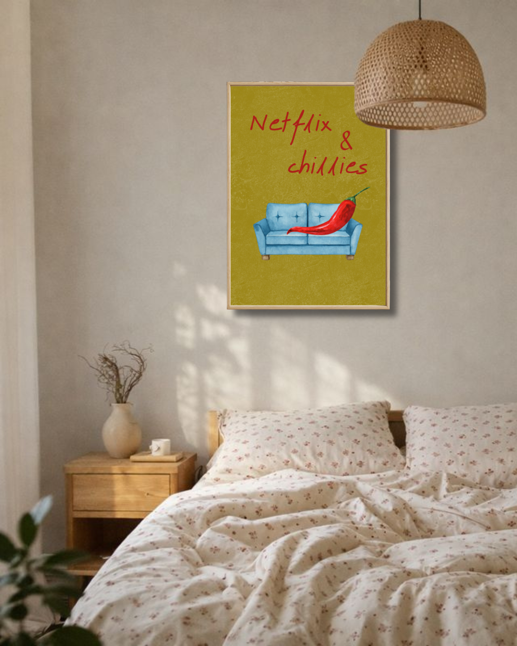 Sfeervolle slaapkamer met houten nachtkastje, licht beddengoed en een ingelijste groene Netflix & Chillies fine art poster aan de muur van Bloom Archives.