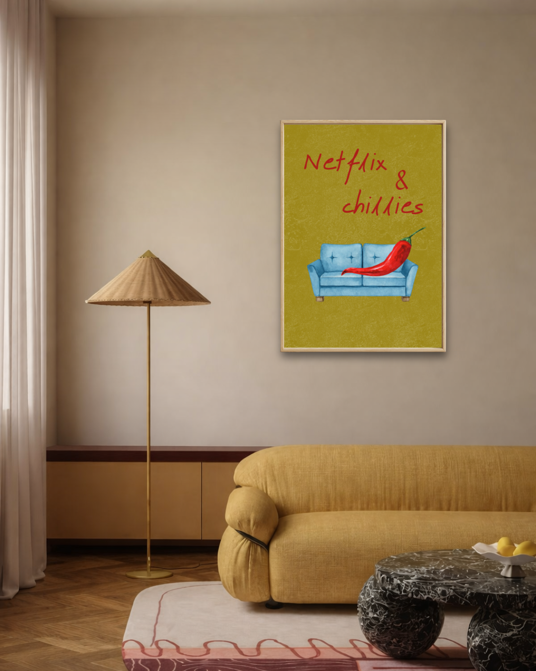 Warm modern woonkamerinterieur met gele design bank, vloerlamp en een ingelijste groene Netflix & Chillies fine art poster aan de muur van Bloom Archives.