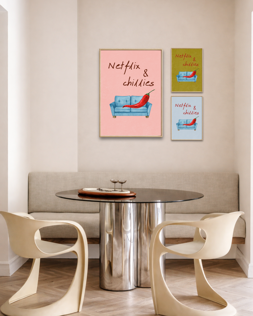 Modern eetkamerinterieur met ronde glazen design tafel, crèmekleurige stoelen en een speelse gallery wall met Netflix & Chillies fine art posters in roze, blauw en groen.