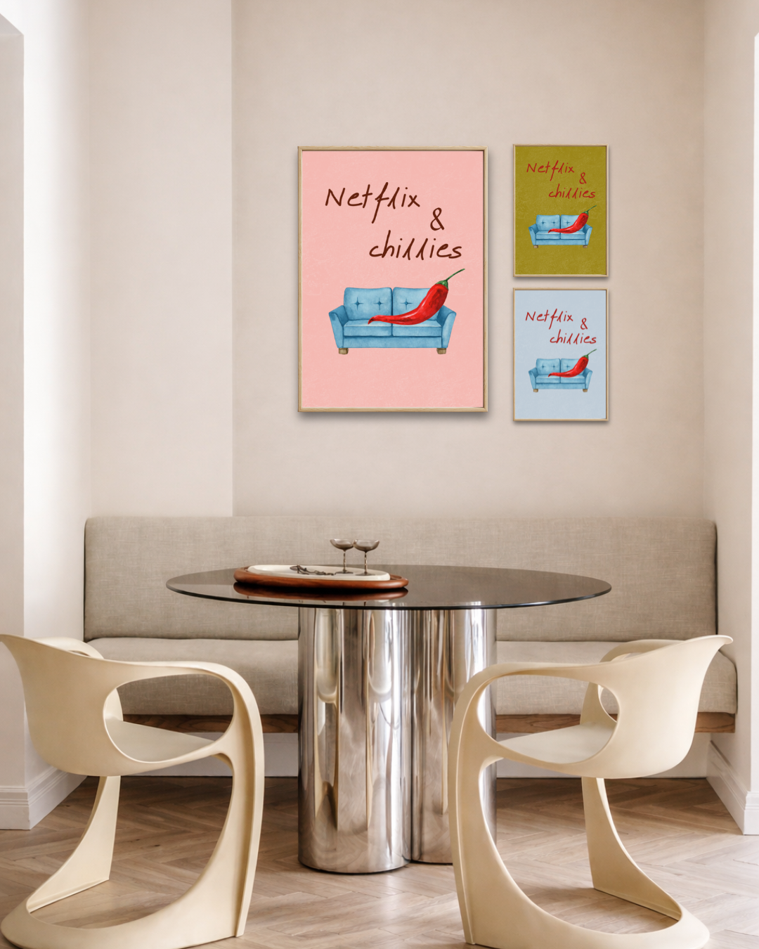 Modern eetkamerinterieur met ronde glazen design tafel, crèmekleurige stoelen en een speelse gallery wall met Netflix & Chillies fine art posters in roze, blauw en groen.