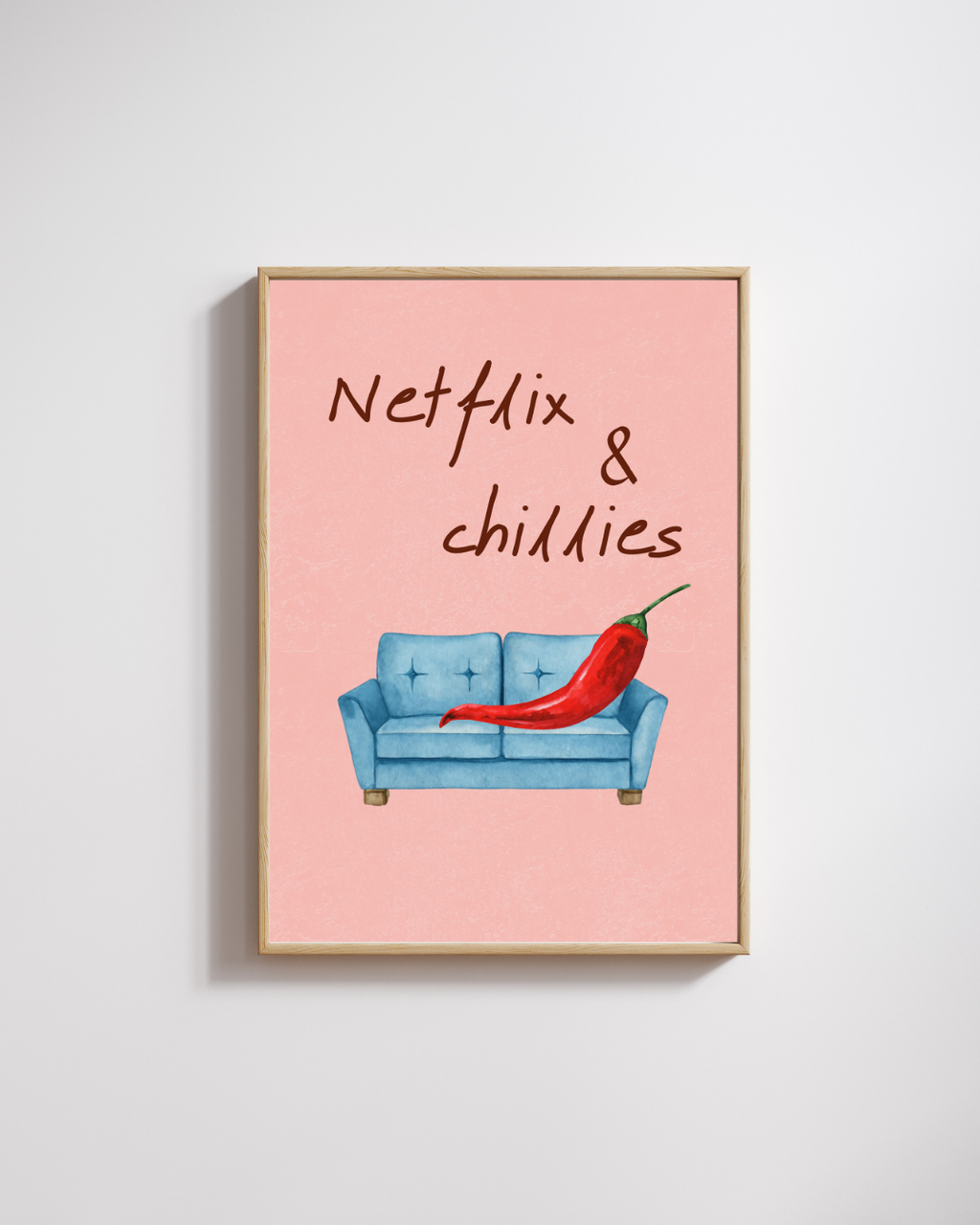 Roze Netflix & Chillies fine art poster met donkere typografie, blauwe bank en rode chilipeper in houten lijst van Bloom Archives.