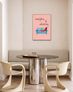 Modern interieur met ronde design eettafel, crèmekleurige stoelen en een ingelijste roze Netflix & Chillies fine art poster aan de muur van Bloom Archives.