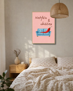 Sfeervolle slaapkamer met houten nachtkastje, licht beddengoed en een ingelijste roze Netflix & Chillies fine art poster aan de muur van Bloom Archives.