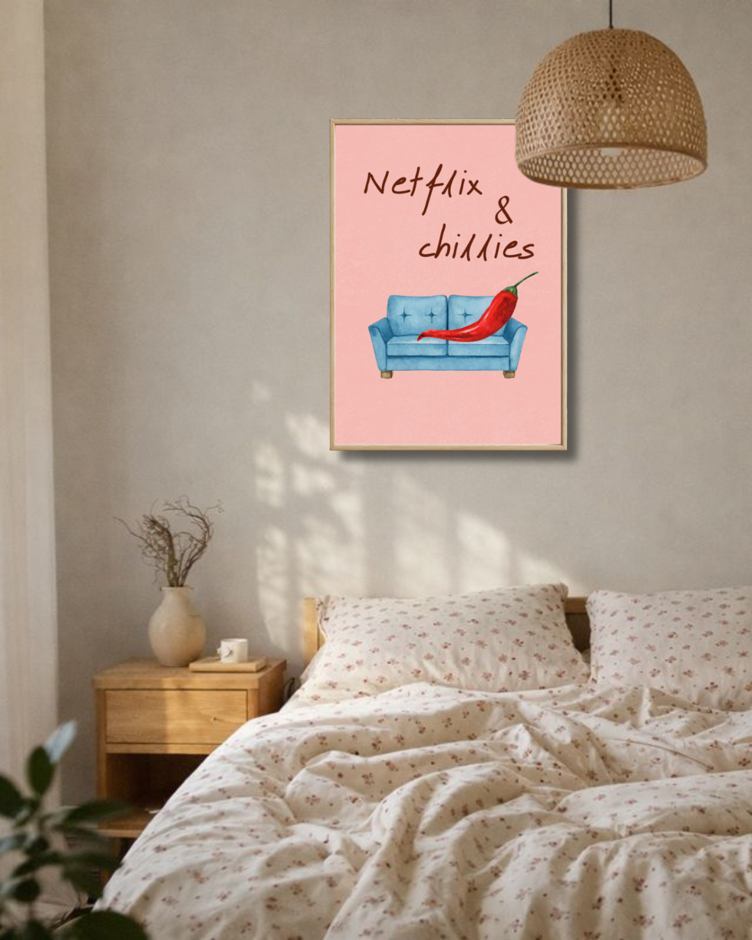 Sfeervolle slaapkamer met houten nachtkastje, licht beddengoed en een ingelijste roze Netflix & Chillies fine art poster aan de muur van Bloom Archives.