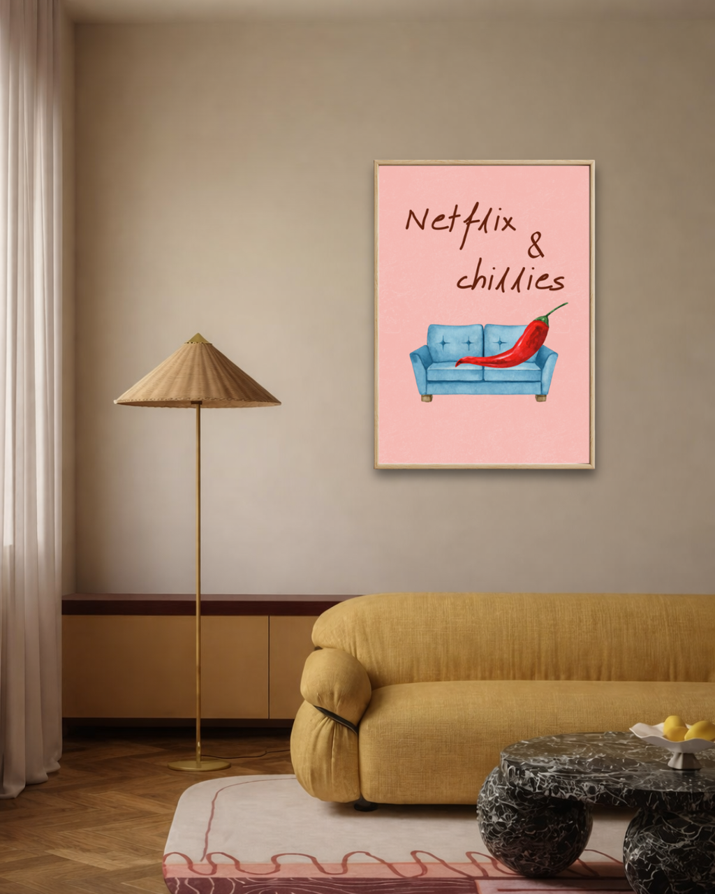 Warm modern woonkamerinterieur met gele design bank, vloerlamp en een ingelijste roze Netflix & Chillies fine art poster aan de muur van Bloom Archives.