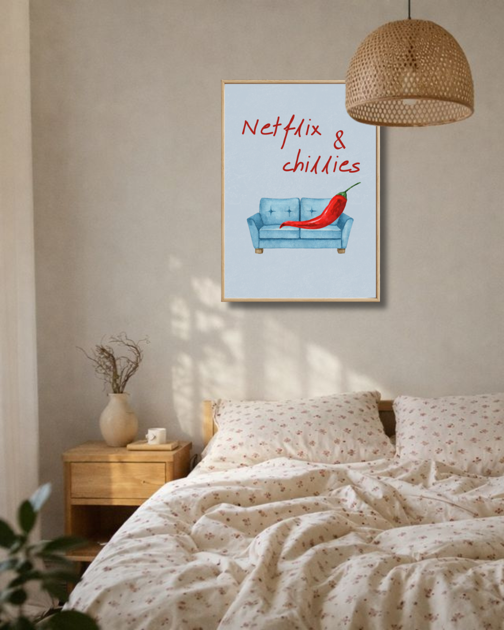 Sfeervolle slaapkamer met houten nachtkastje, licht beddengoed en een ingelijste Netflix & Chillies fine art poster aan de muur van Bloom Archives.