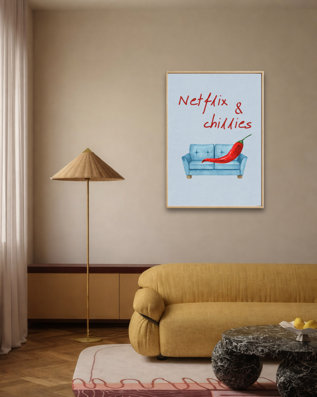 Warm modern woonkamerinterieur met gele design bank, vloerlamp en een ingelijste Netflix & Chillies fine art poster aan de muur van Bloom Archives.