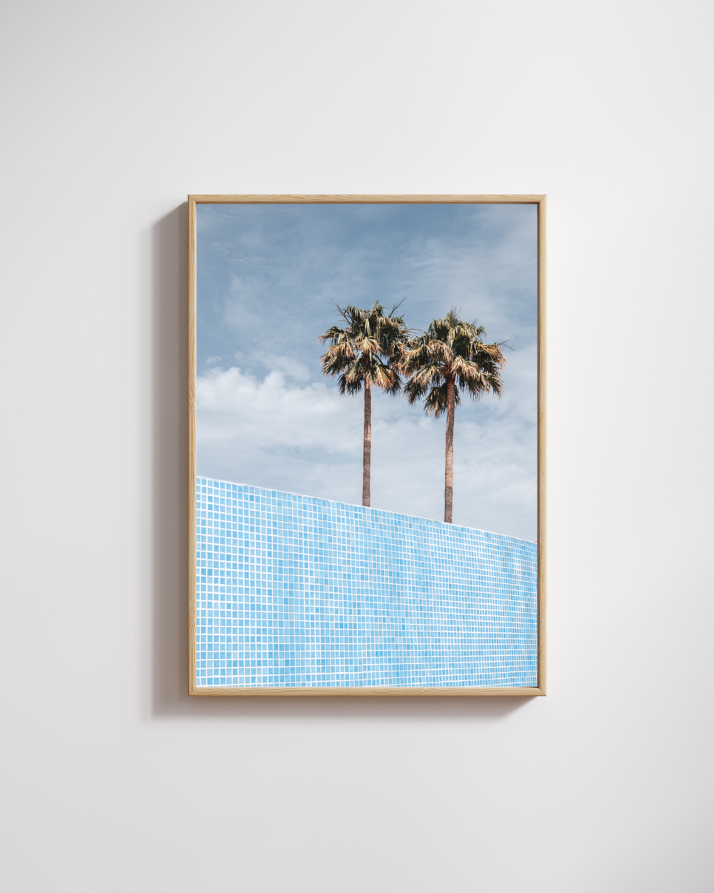 Fine art poster met palm bomen boven een lichtblauw zwembad, ingelijst als moderne wanddecoratie van Bloom Archives.