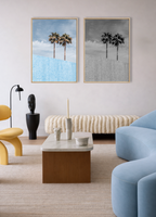 Modern woonkamer interieur met een set van twee Poolside Palms on Film fine art posters, in kleur en zwart-wit, als stijlvolle wanddecoratie van Bloom Archives.
