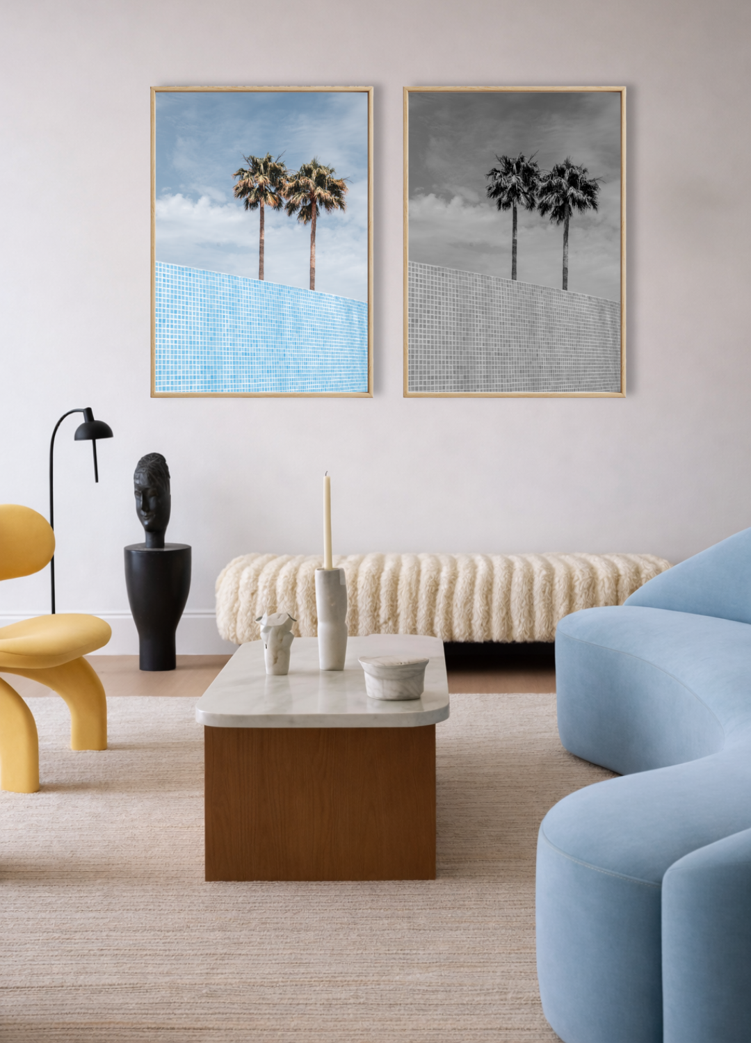 Modern woonkamer interieur met een set van twee Poolside Palms on Film fine art posters, in kleur en zwart-wit, als stijlvolle wanddecoratie van Bloom Archives.
