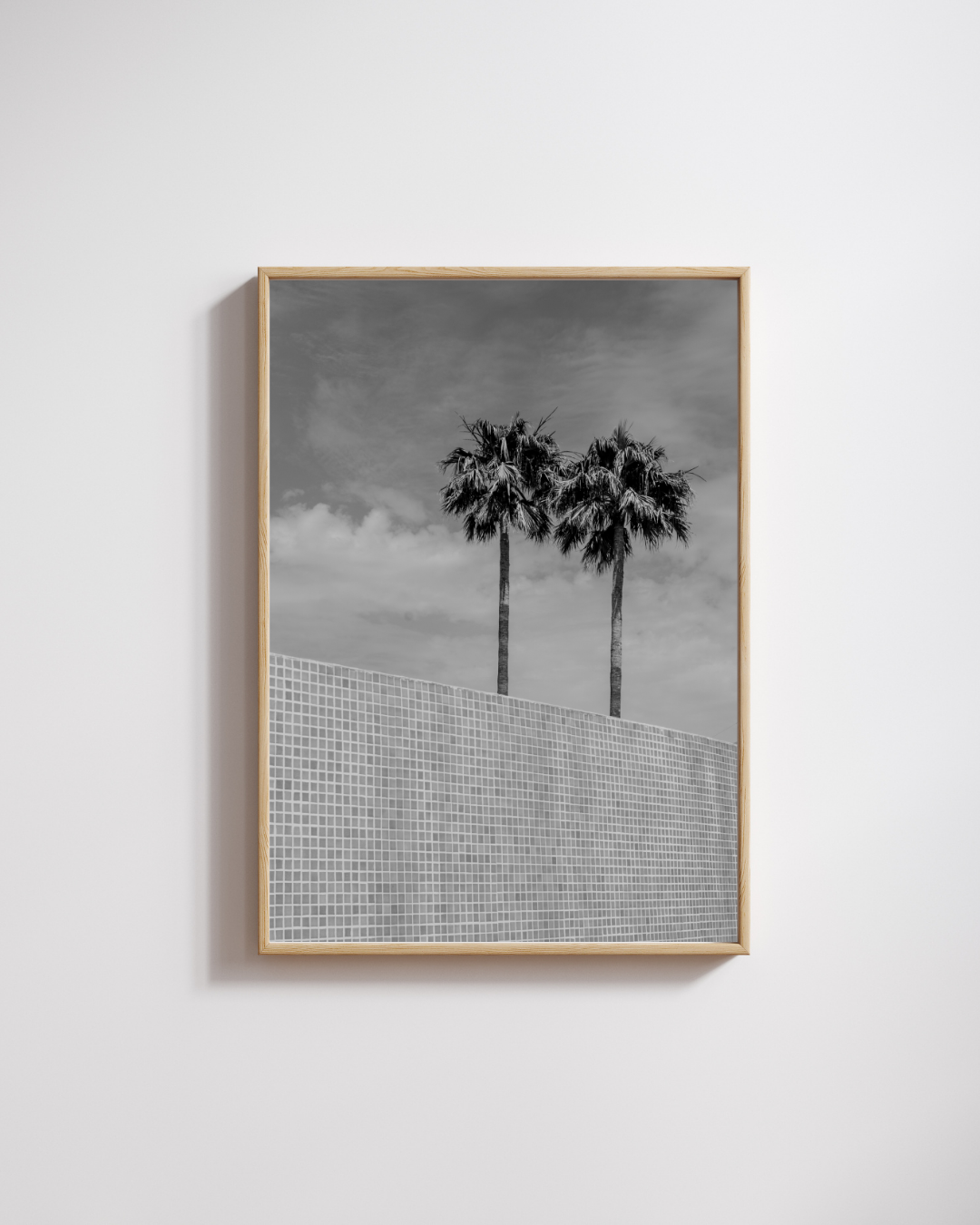 Zwart-wit fine art poster met twee palm bomen boven een minimalistisch zwembad, ingelijst als moderne wanddecoratie van Bloom Archives.