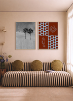 Stijlvol interieur met een set van twee fine art posters: de zwart-wit Poolside Palms poster en de kleurrijke Seaside Stories poster als wanddecoratie van Bloom Archives.