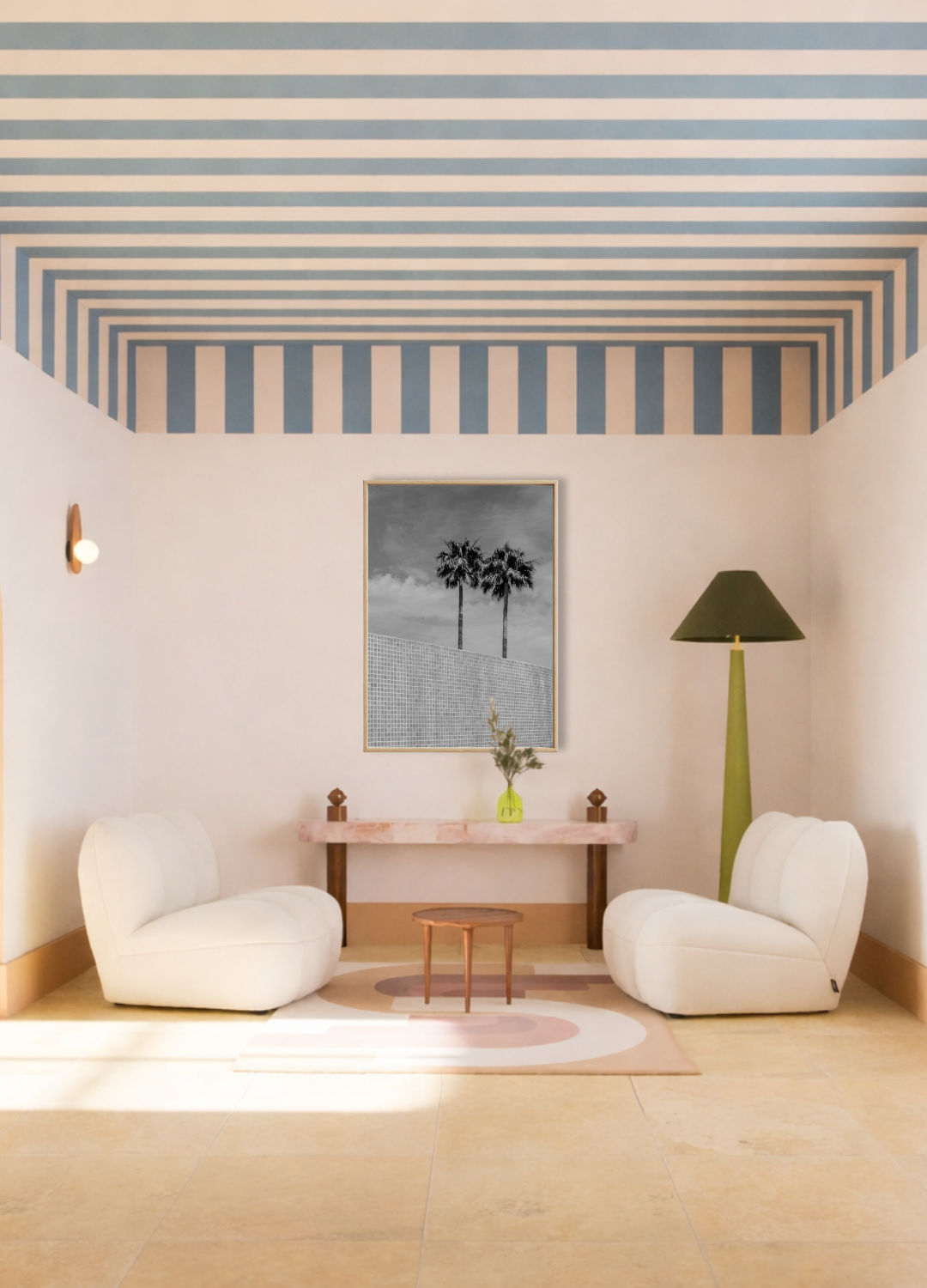 Modern design interieur met een zwart-wit Poolside Palms fine art poster met palm bomen als stijlvolle wanddecoratie van Bloom Archives.