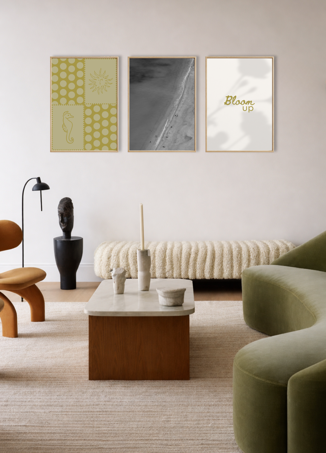 Gallery wall van Bloom Archives met de posters Seaside Stories, Coast Lines en Bloom Up, gestyled in een modern interieur met zachte natuurlijke tinten en fine art wanddecoratie.