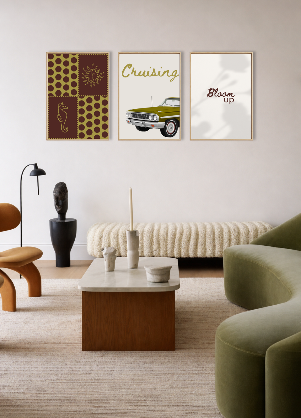 Gallery wall van Bloom Archives met de posters Seaside Stories, Cruising the City en Bloom Up, gestyled in een modern interieur met warme natuurlijke tinten en een mix van grafische, retro en fine art wanddecoratie.
