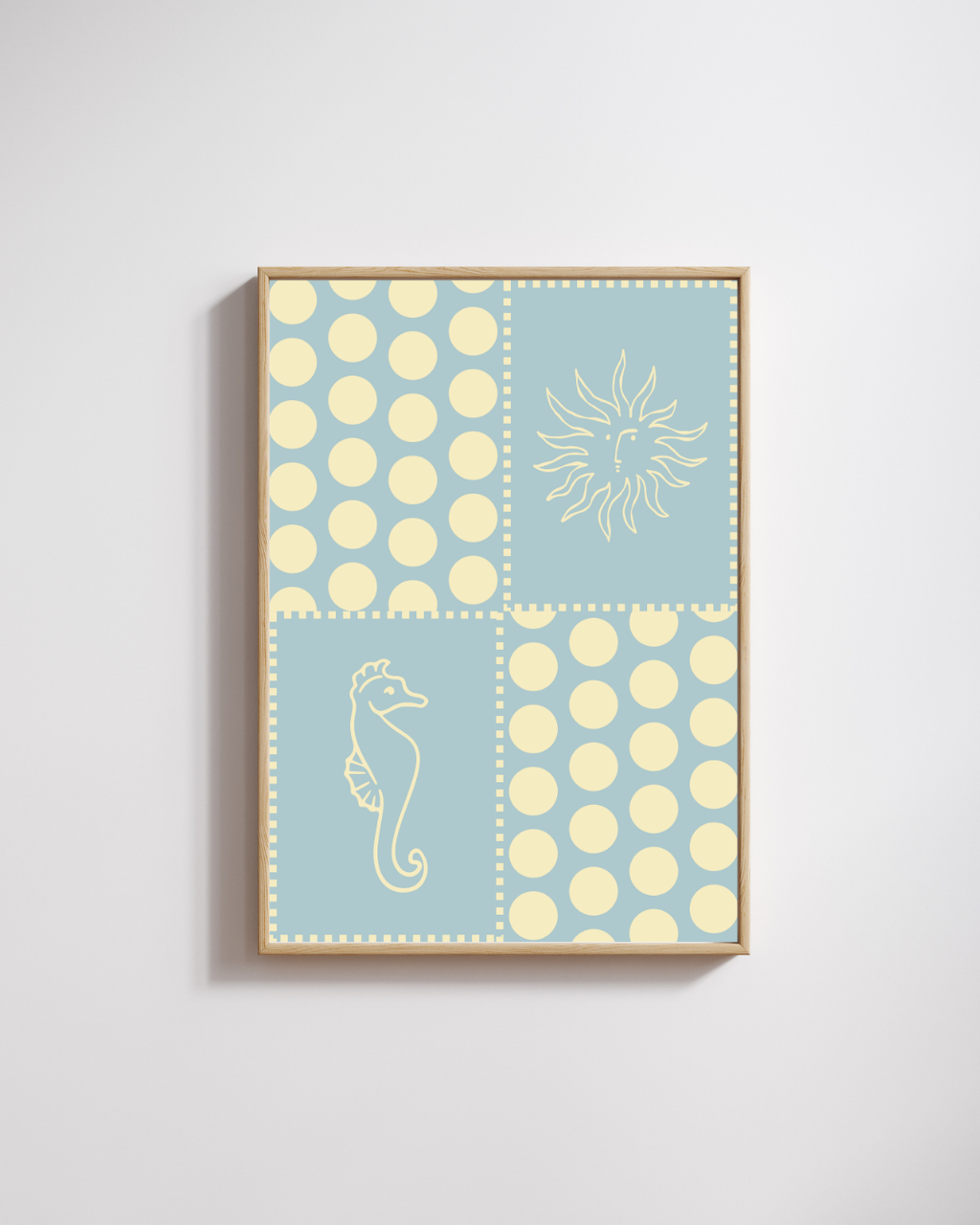 Grafische fine art poster Seaside Stories van Bloom Archives in zachte blauw- en crèmetinten met speelse polkadot patronen, een zeepaardje en zonillustratie voor een retro coastal uitstraling.