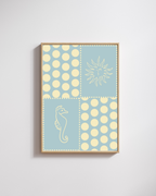 Grafische fine art poster Seaside Stories van Bloom Archives in zachte blauw- en crèmetinten met speelse polkadot patronen, een zeepaardje en zonillustratie voor een retro coastal uitstraling.