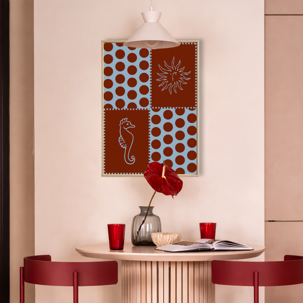 Seaside Stories fine art poster van Bloom Archives in een stijlvolle eethoek met warme rode accenten, grafisch kustdesign met zon, zeepaard en speels patroon als moderne wanddecoratie.
