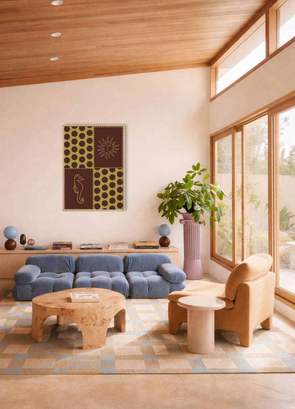 Seaside Stories fine art poster van Bloom Archives in een modern woonkamerinterieur met warme houttinten, grafisch kustdesign met zon, zeepaard en speelse patronen als stijlvolle wanddecoratie.