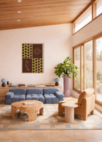Seaside Stories fine art poster van Bloom Archives in een modern woonkamerinterieur met warme houttinten, grafisch kustdesign met zon, zeepaard en speelse patronen als stijlvolle wanddecoratie.
