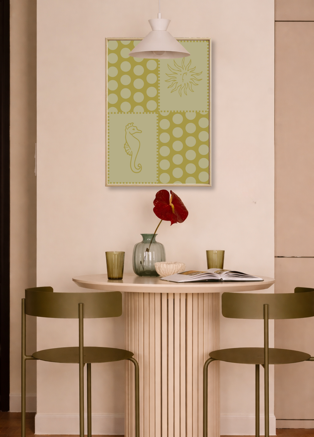 Seaside Stories fine art poster van Bloom Archives in olijfgroene tinten, gestyled boven een moderne eethoek met grafisch kustdesign met zon, zeepaard en speelse patronen als wanddecoratie.