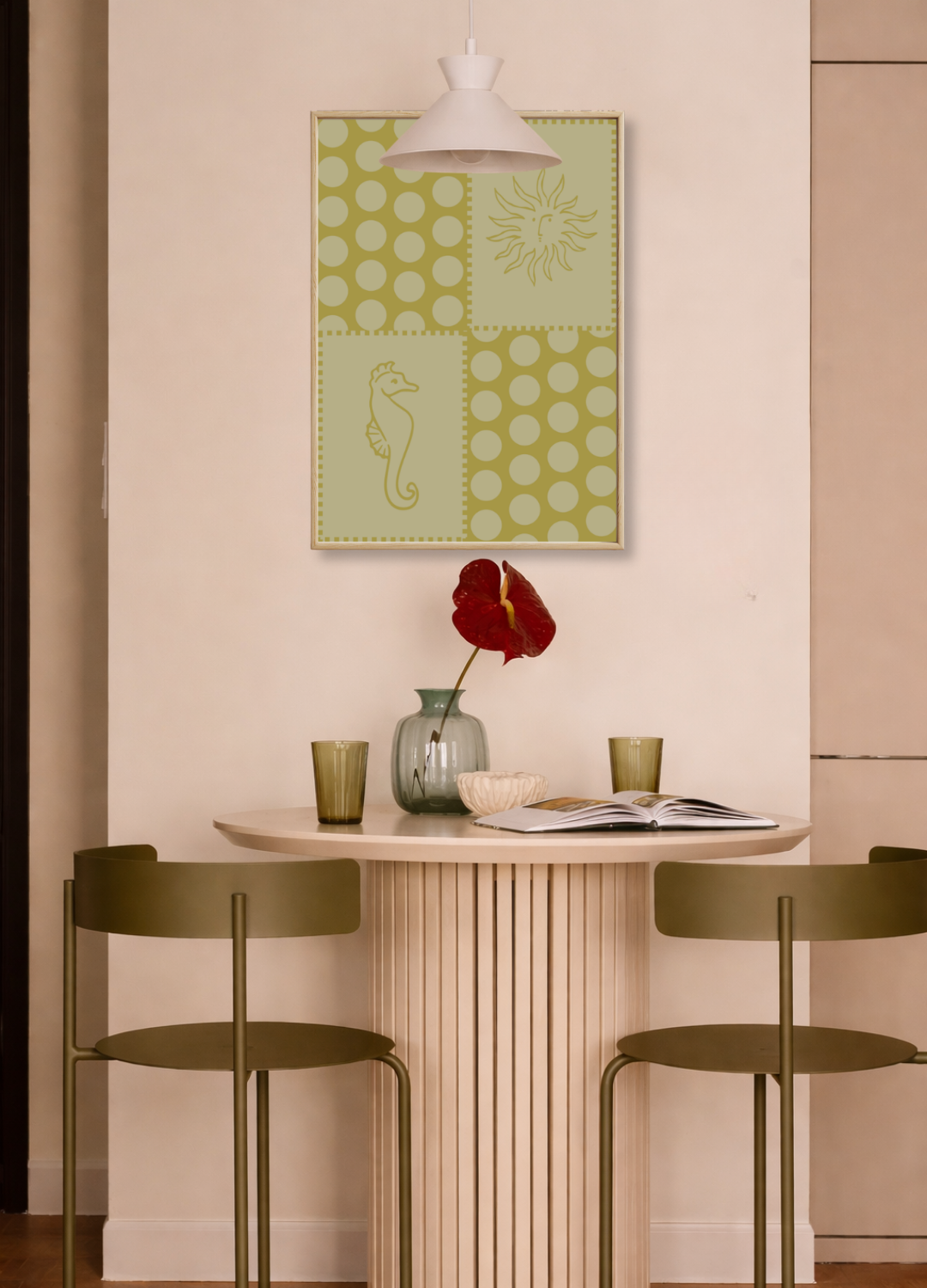 Seaside Stories fine art poster van Bloom Archives in olijfgroene tinten, gestyled boven een moderne eethoek met grafisch kustdesign met zon, zeepaard en speelse patronen als wanddecoratie.